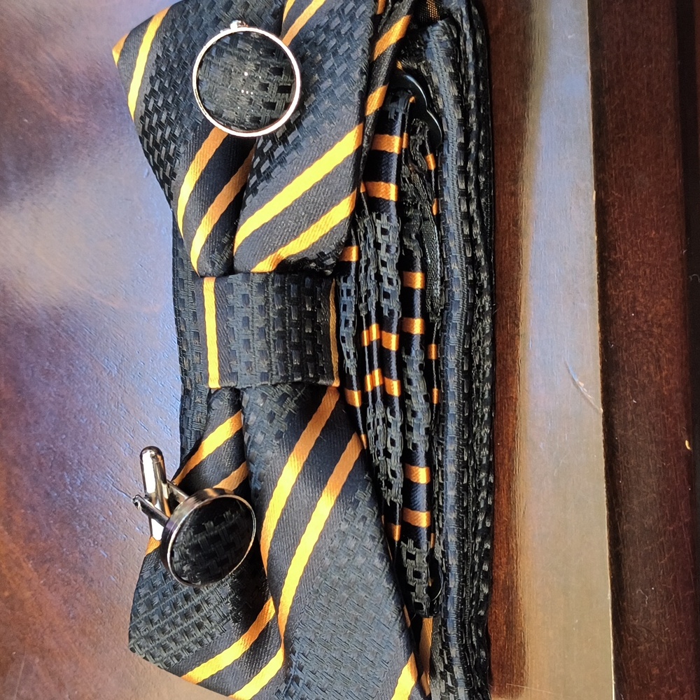 Men's pre-tied bowtie sets with hanky and cuff links
